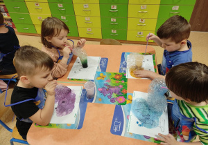 Dzieci kolorują pianą.