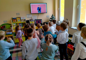 Dzieci tańczą z p. Witkiem przy tanecznym utworze.