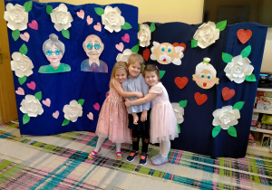 Dziewczynki na tle dekoracji z okazji "Dnia Babci i Dziadka".
