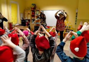 Dzieci tańczą z p. Ulą.