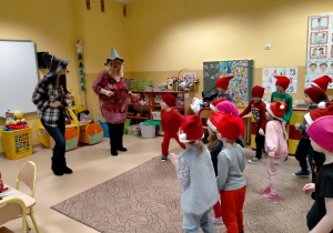 Dzieci tańczą z p. Ulą.