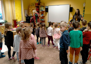 Dzieci tańczą przy piosence "Smok Rock".
