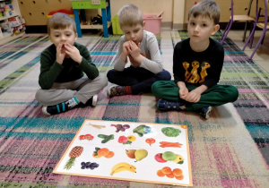 Chłopcy dowiedzieli się skąd pochodzą ekologiczne owoce i warzywa.