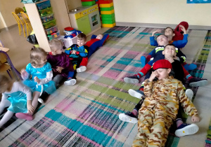 Dzieci bawią się w "Stonogę".