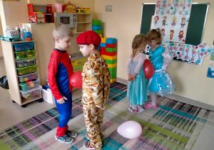 Dzieci tańczą w parach z balonami miedzy brzuchami.