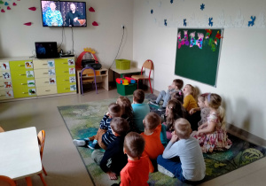 Dzieci słuchają jak p. Armen gra na tradycyjnym bębnie.