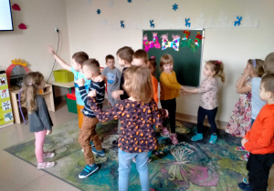 Dzieci tańczą z p. Witkiem.