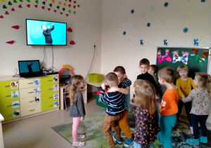 Dzieci tańczą z p. Witkiem.