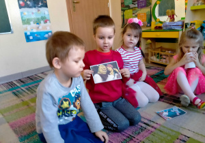 Chłopiec trzyma obrazek z "Fioną i Shrekiem".