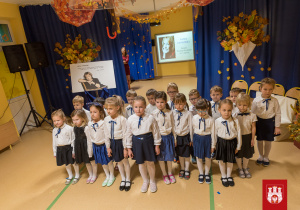 Dzieci śpiewają hymn przedszkola 2